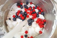 dodawanie bezików i owoców do sernika eton mess