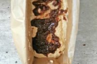 nakładanie masy cynamonowe na ciasto z bananami