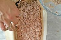 posypywanie ciasta bananowego cynamonową kruszonką