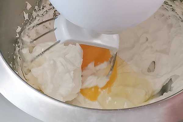 dodawanie jajek do ciasta ucieranego