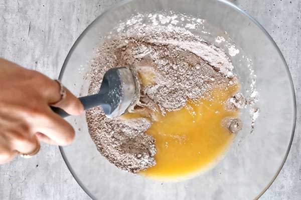 mieszanie suchych i mokrych składników ciasta czekoladowego