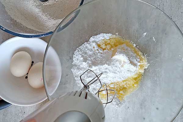 miksowanie masła z cukrem na ucierane ciasto
