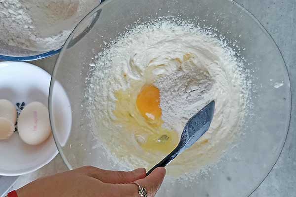 dodawanie jajek do ucieranego ciasta