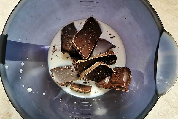 rozpuszczanie czekolady z mlekiem