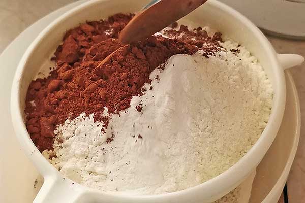 przesiewanie mąki z kakao do ciasta ucieranego