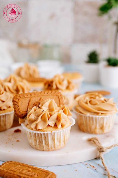 biscoff cupcakes with cream