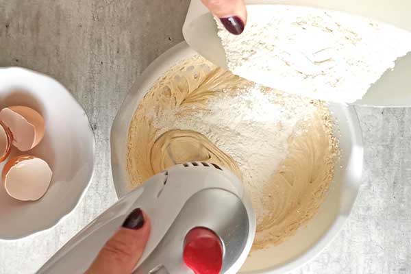 dodawanie mąki do ciasta na babeczki