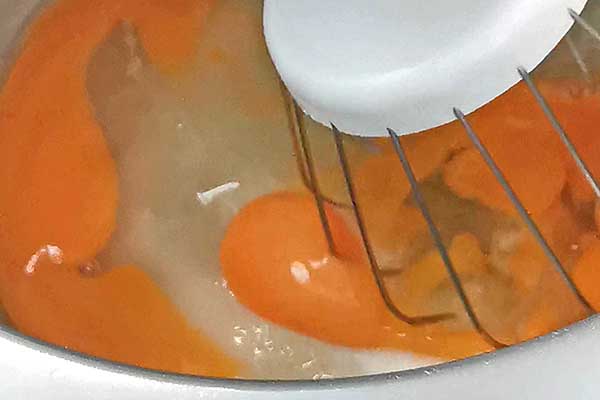 miksowanie jajek z cukrem na puszyste ciasto cytrynowe