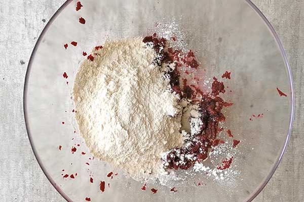dodawanie mąki do ciasta z burakami
