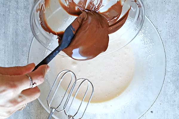 dodawanie rozpuszczonej czekolady do ciasta