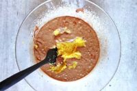 dodawanie puree z pomarańczy do ciasta
