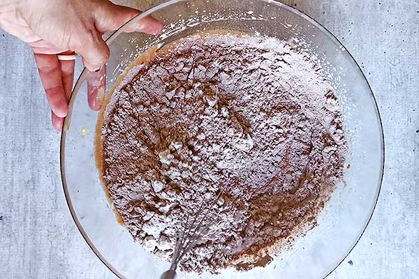 dodawanie mąki z kakao do ciasta