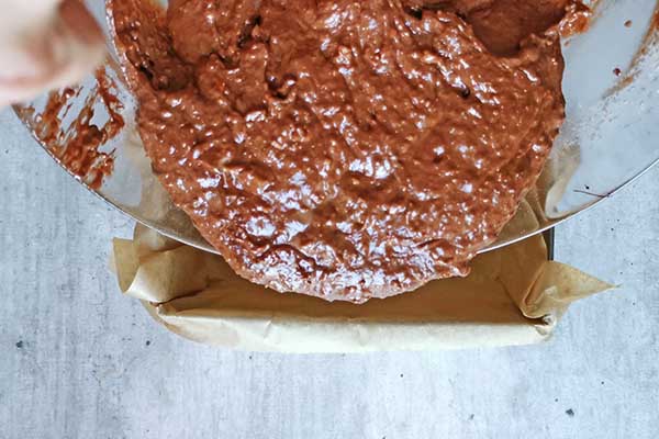 przekładanie ciasta czekoladowego do foremki do pieczenia