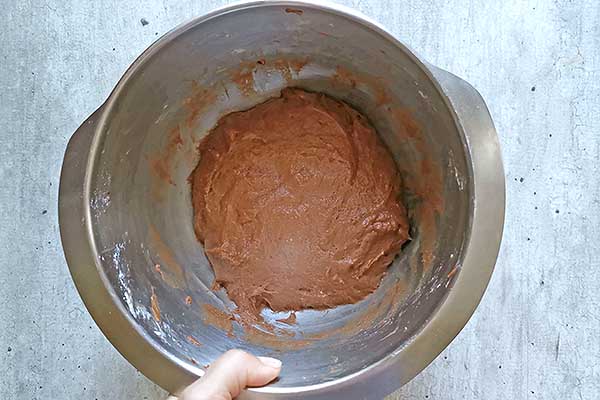 czekoladowe ciasto drożdżowe przed wyrastaniem