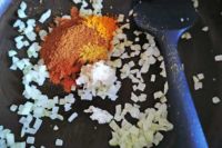 podsmażanie cebuli i czosnku z przyprawami do butter chicken