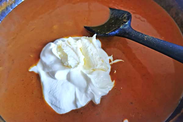 dodawanie jogurtu i masła do sosu butter chicken