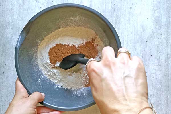 mieszanie suchych składników na ciasto dyniowe