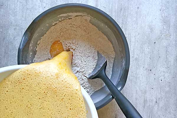 dodawanie mokrych składników do ciasta dyniowego