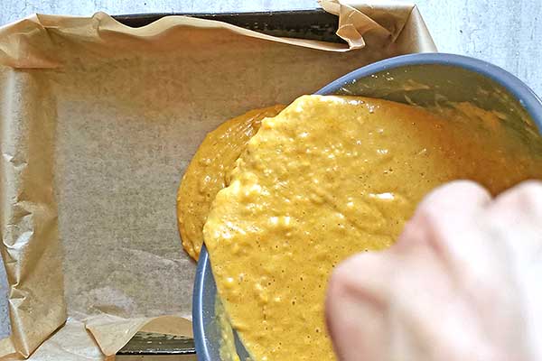 przelewanie ciasta dyniowego do foremki do pieczenia