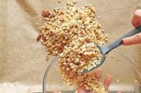 granola przed pieczeniem w piekarniku
