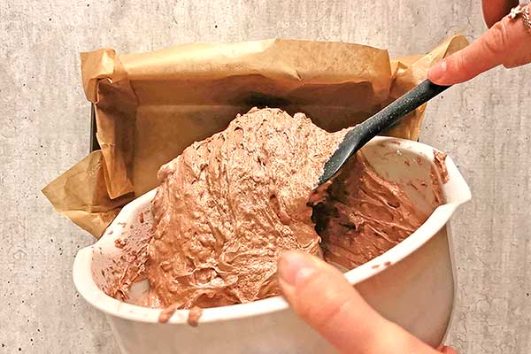 przekładanie ciasta czekoladowe z wiórkami kokosowymi do foremki