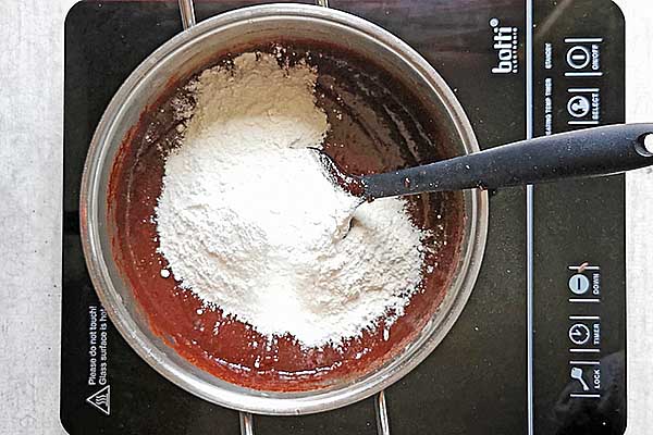 dodawanie mąki do ciasta na babeczki