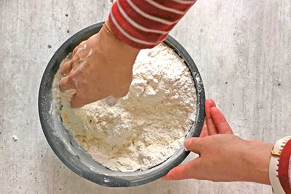zagniatanie ciasta z mąką na leniwe