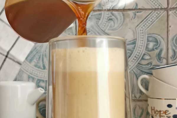 dodawanie kawy do pumpkin spice latte