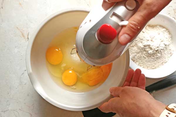 zmiksuj jajka z cukrem na puszystą masę