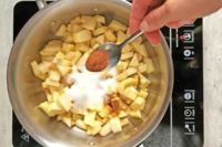 smażenie jabłek do ciastek francuskich