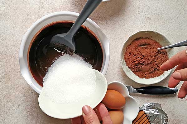 dodawanie cukru do masy na ciasto brownie