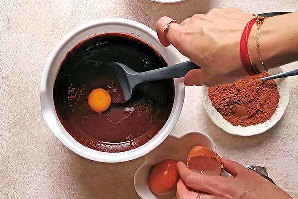 dodawanie jajek do masy na brownie