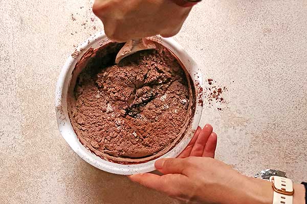 zmieszaj mąkę z kakao z ciastem