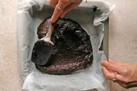 wyłóż ciasto brownie do formy i rozprowadź równomiernie