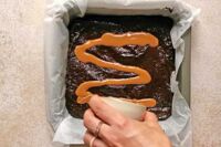 polej brownie podgrzanym kremem ciasteczkowym