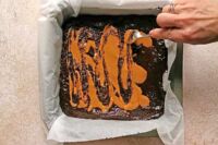 mieszanie ciasta brownie z kremem ciasteczkowym