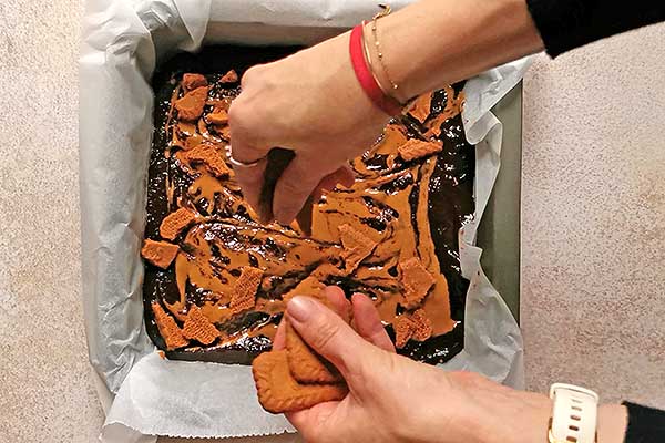 posypywanie ciasta brownie ciastkami lotus