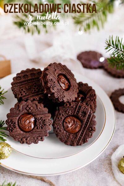 Chocolate cookies with cream crispy chocolate-cinnamon cookies with chocolate cream