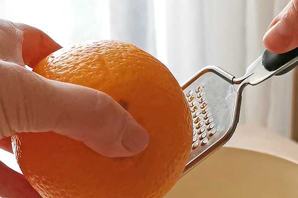 ścieranie skórki z pomarańczy do ciastek