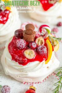 Orange-cinnamon cake festive meringues with cranberries