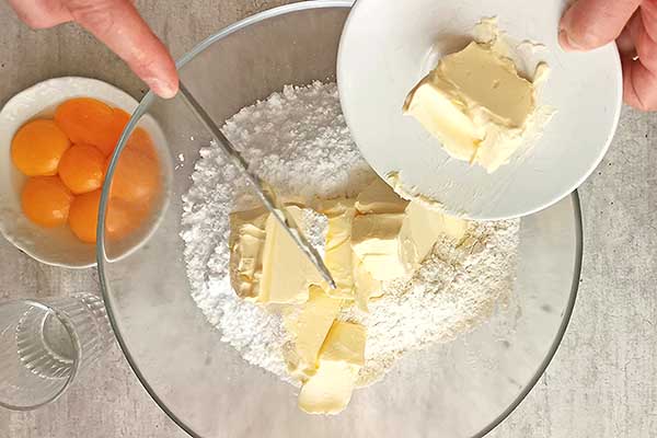 dodaj do mąki masło i margarynę