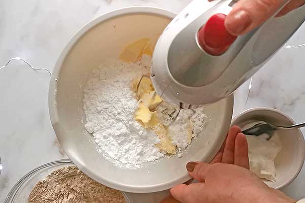miksowanie masła z cukrem pudrem na babeczki