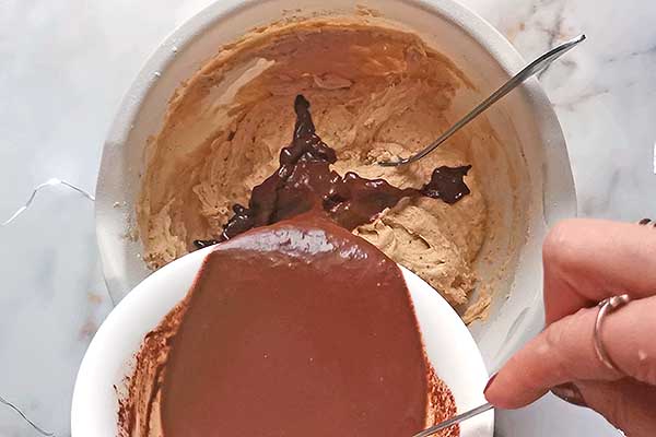 dodawanie rozpuszczonej czekolady do ciasta