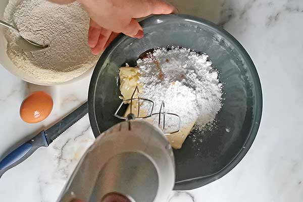 miksowanie masła z cukrem na ciasteczka