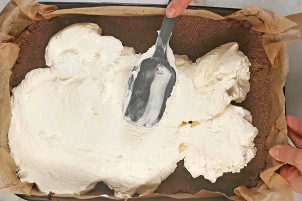 nakładanie kremu mascarpone na ciasto makowa chmurka