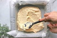 nakładanie ciasta pomarańczowo-migdałowego do foremki do pieczenia