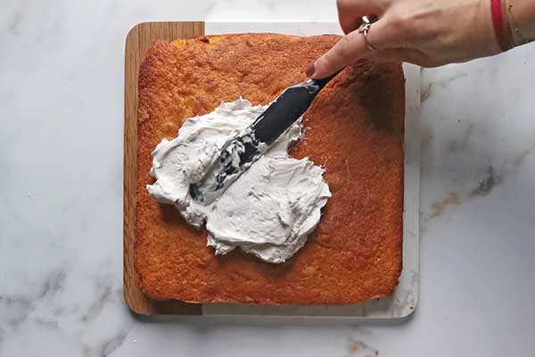 smarowanie ciasta kremem