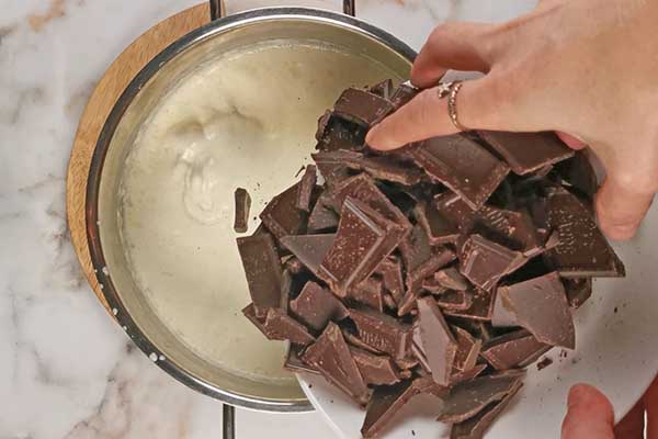 jak rozpuścić czekoladę w śmietanie kremówce
