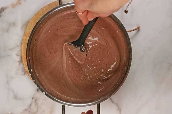 przygotowanie czekoladowego ganache na sernik