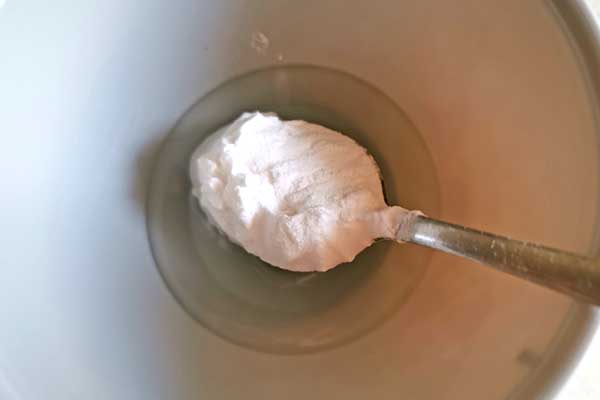 mieszanie mąki ziemniaczanej z wodą do frużeliny